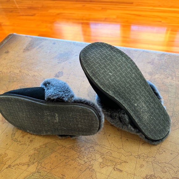 Elegant Black Fuzzy Slippers for Women - Picture 6 of 8